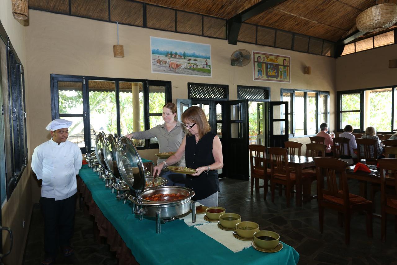 Jungle Villa Resort Chitwan Exterior foto